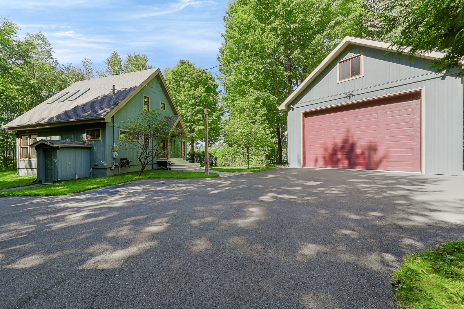 Garage avec pièce à l'étage