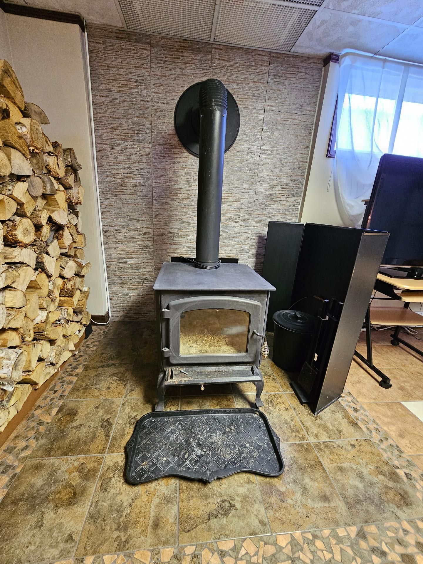 Poêle à bois de marque Drolet à combustion lente.